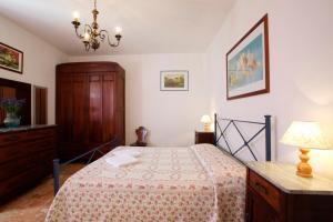 una camera con letto, cassettiera e lampada di Casa Angela a Levanto