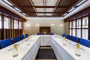 una gran sala de conferencias con una mesa larga y sillas azules en Chateau Versailles en Montreal