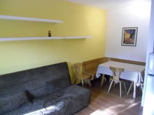 ein Wohnzimmer mit einem Sofa und einem Tisch in der Unterkunft Garda Blu Apartment in Riva del Garda