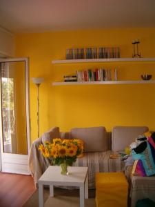 Ruang duduk di Garda Blu Apartment
