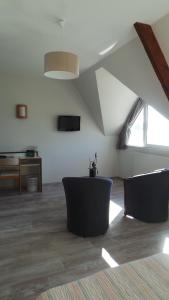 TV a/nebo společenská místnost v ubytování Le Relais de la Pointe du Van