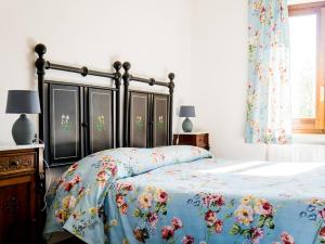 a bedroom with a bed with a floral bedspread at Hotel Albergo Ristorante Il Ciclope in Arpino