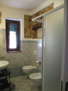 y baño con aseo y lavamanos. en Casa Porto Azzurro en Porto Azzurro