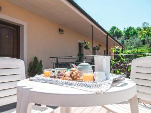 un tavolo bianco con cibo e bevande di Hotel Albergo Ristorante Il Ciclope ad Arpino