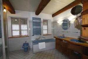 Ванна кімната в Ferienwohnung Suederbootfahrt
