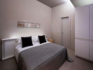 1 dormitorio con 1 cama grande y armario en Il Fogliano Hotel New Life, en Latina