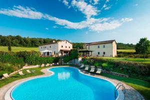 Bazén v ubytování Relais Osteria Dell'Orcia nebo v jeho okolí