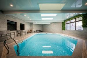 uma piscina num quarto de hotel com piscina em Best Western Plus Hostellerie Du Vallon em Trouville-sur-Mer