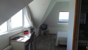 TV a/nebo společenská místnost v ubytování Le Relais de la Pointe du Van