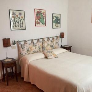 カパルビオにあるLa Fontanella del Giardinoのベッドルーム(ベッド2台、ランプ2つ付)