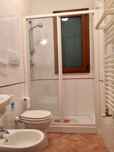 カパルビオにあるLa Fontanella del Giardinoのバスルーム(シャワー、トイレ、シンク付)