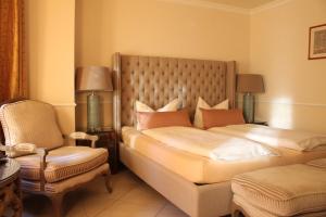 巴特多伯蘭的住宿－​​索默別墅酒店，一间卧室配有一张大床和一把椅子
