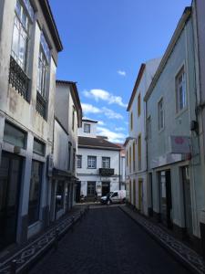 una calle vacía en una ciudad con edificios en Cosy Flat in City Center en Ponta Delgada