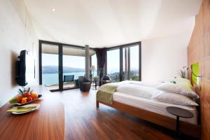 Postel nebo postele na pokoji v ubytování Hotel Belvoir Lake View & Spa