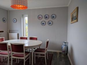 une salle à manger avec une table, des chaises et des assiettes murales dans l'établissement Villa Copenhagen, à Copenhague