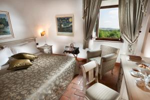 Postel nebo postele na pokoji v ubytování Relais Osteria Dell'Orcia