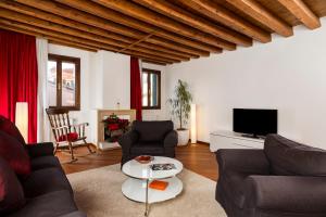 sala de estar con 2 sofás y TV en Venice Heaven Apartments - Ca Giulia apartment with private living TERRACE on last floor no lift, en Venecia