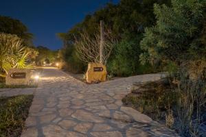 um caminho de pedra à noite com luzes sobre ele em Auberge de la Table em Toliara