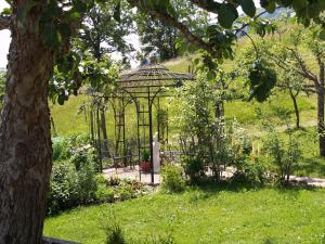 Ein Garten an der Unterkunft Pension Talblick in Wängle bei Reutte