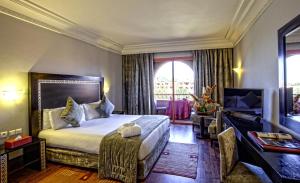 Postel nebo postele na pokoji v ubytování Palm Plaza Marrakech