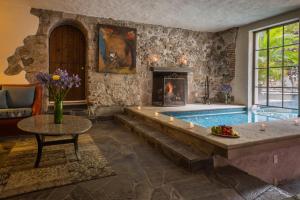 a living room with a pool and a fireplace at Hacienda San Gabriel de las Palmas in Amacuzac