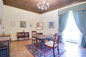 Et sittehjørne på Castello Di Caccuri Suites