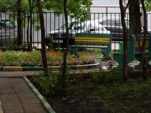モスクワにあるShamankaの花の咲く公園の緑のベンチ