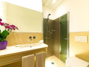 La salle de bains est pourvue d'un lavabo, d'une douche et de toilettes. dans l'établissement Hotel Colorado Cesenatico, à Cesenatico