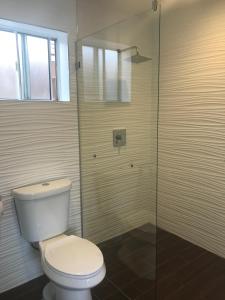 Ένα μπάνιο στο La Bonita Inn Motel