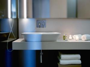 lavabo blanco en la encimera del baño en Il Fogliano Hotel New Life, en Latina