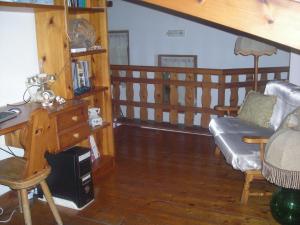 a living room with a desk and a chair at B&B L'Arcobaleno in Sorrento