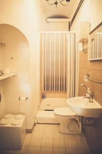Un baño con lavabo, inodoro y bañera. en Almayer Noemi, en Gaeta