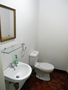 y baño con aseo blanco y lavamanos. en Habitacion Santo Domingo, Heredia en Santo Domingo