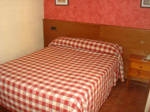 Postel nebo postele na pokoji v ubytování Hostal Millán
