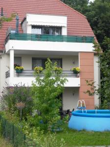 una casa con un barco azul delante de ella en Villa Verdi, en Ostheim