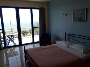 Un pat sau paturi într-o cameră la Hotel Dimitra