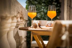 deux verres de jus d'orange assis sur une table dans l'établissement Casa Arancia, à Dubrovnik