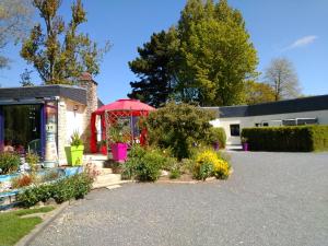 コルヴィル・シュル・メールにあるGîte Le Clos des Pinsの赤傘庭園 +9枚の写真