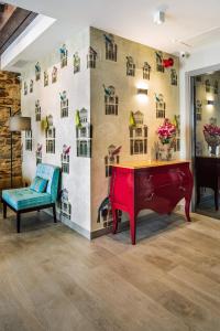 un piano rojo en una habitación con una pared con edificios en Hotel Atalaia B&B, en Santiago de Compostela