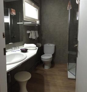 Hotel Yola في التافولا: حمام مع حوض ومرحاض