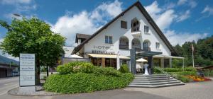 Un gran edificio blanco con un cartel delante. en Hotel Thorenberg, en Lucerna