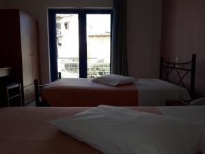 Postel nebo postele na pokoji v ubytování Hotel Dimitra