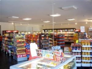 Supermarket nebo jiné obchody v  motelu nebo okolí