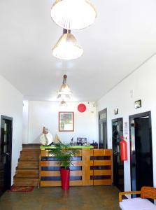 ein Wohnzimmer mit 2 Kronleuchtern und einer Treppe in der Unterkunft Hotel Sotavento in Montañita