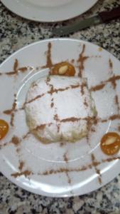 Un plato blanco con un trozo de pastel. en La Fontaine Bleue, en Essaouira