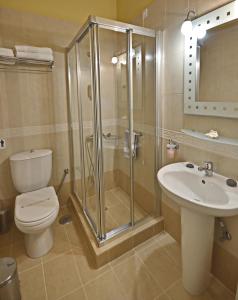 Ванная комната в Emporios Bay Hotel