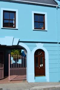 ディングルにあるDingle Townhouseの青い建物