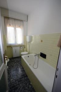 La salle de bains est pourvue d'une baignoire et de toilettes. dans l'établissement Nonna Ambrosina, à Roe