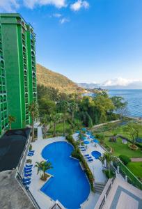 - une vue aérienne sur un complexe avec une piscine dans l'établissement Torres de Atitlán Pent-House 10 personas - Apartamento 8 personas, à Panajachel