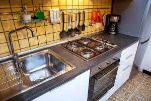 una cucina con lavandino e piano cottura di Happy Home BO Fiera Self Check-in a Bologna
